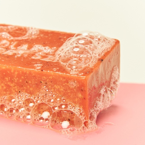 CZTERY SZPAKI Peelingujące mydło w kostce - truskawka i werbena 110 g