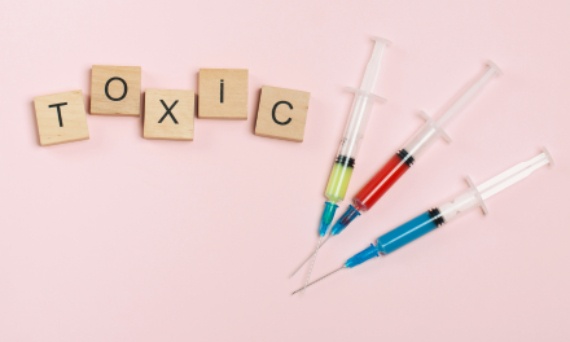 10 toksyn w chemii domowej, których lepiej unikać (i czym je zastąpić)