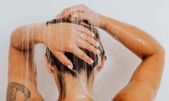 Naturalny szampon do włosów przetłuszczających się – jak wybrać skuteczny i delikatny produkt?